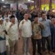 Gus Irawan bersama masyarakat Sipirok Narobi dari empat kecamatan di Tor Sibohi Nauli Hotel Tapsel. (Waspada/Ist)