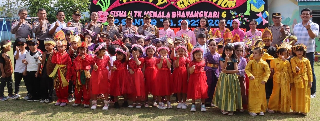 Kapolres Pematangsiantar AKBP Yogen Heroes Baruno (delapan kiri belakang) pose bersama Ketua Bhayangkari Cabang Polres Ny. Sandra Yogen (sembilan kiri belakang) saat pelepasan dan pentas seni peserta didik TK Kemala Bhayangkari 06 di Aspol, Jl. Sangnaualuh, Rabu (12/6).(Waspada-Ist).
