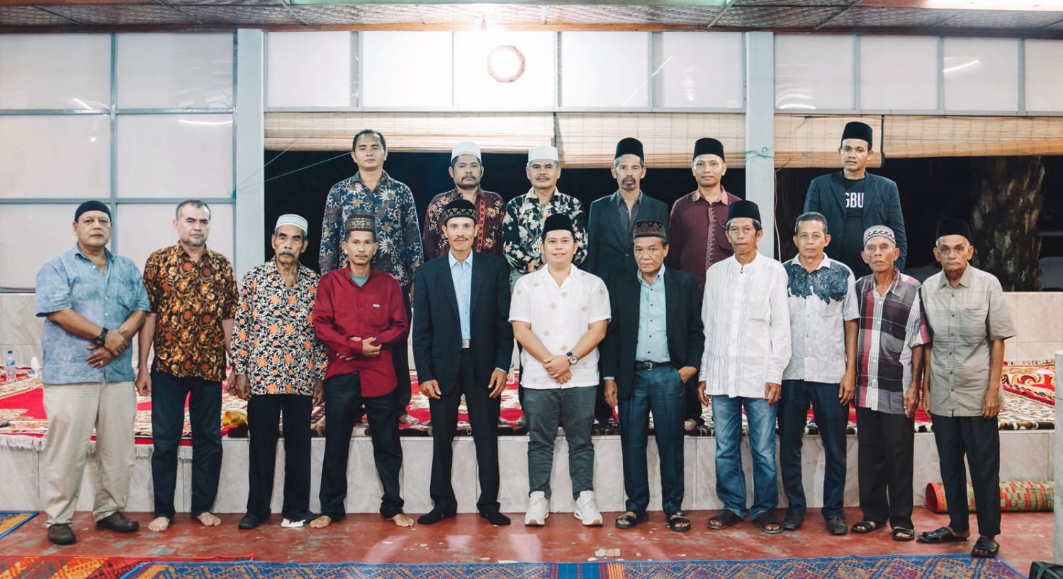 Bakal Calon Bupati Padanglawas, Putra Mahkota Alam Hasibuan bersama Raja-raja Luat dan tokoh adat eks Kecamatan Barumun Tengah. (Waspada/Ist)