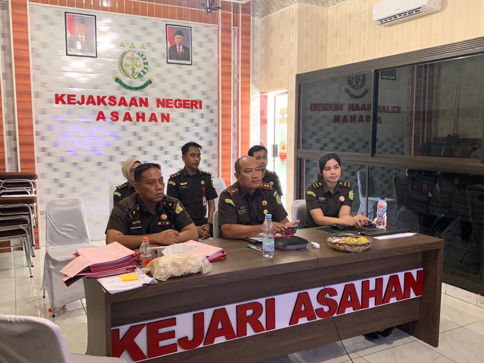Kajari Asahan Dedyng Wibiyanto Atabay, didampingi Kasi Pidum Kejaksaan, Jaksa Penuntut Umum Kejari Asahan, saat paparan perkara yang diajukan penghentian penuntutan berdasarkan keadilan restoratif (Restorative Justice) melalui Vicon kepada Jaksa Agung Muda Pidana Umum beserta Jajaran, Kepala Kejaksaan Tinggi Sumatera Utara. Waspada/Ist