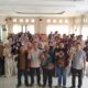 Hakim PN Madina, Catur Alfath Satria, SH (tengah), Dekan Fakultas Hukum UM Tapsel Sutan Siregar, SH, MH (2 kiri), Ketua Prodi FH UM Tapsel, Dedy Suhendra, SH, MH, Sarmadan Pohan SH, MH (kanan) dan Ridwan Rangkuti SH, MH foto bersama dengan mahasiswa Fakultas Hukum UM Tapsel, Kamis (13/6). Waspada/Mohot Lubis.