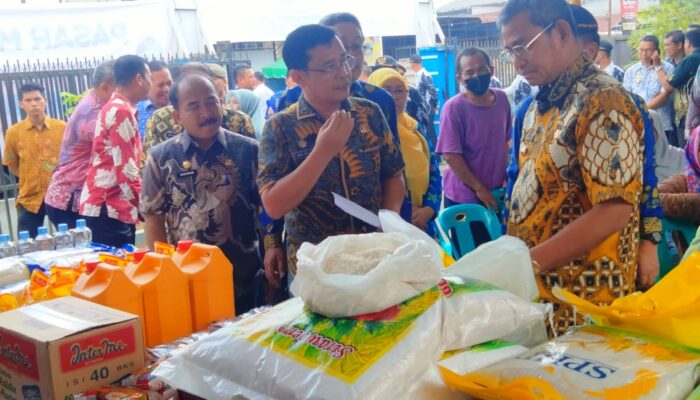 Pj Bupati Tinjau Pasar Murah