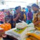 Pj. Bupati Deliserdang Ir. Wiriya Alrahman, MM, ketika melihat barang-barang yang dijual pada pasar murah yang dilaksanakan Pemkab Deliserdang di halaman Kantor Desa Limau Manis Kecamatan Tanjungmorawa, Kamis (13/6). (Waspada/Khairul K Siregar/B)