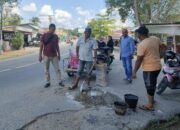 Kerap Terjadi Kecelakaan, Warga Perbaiki Bahu Jalan Negara