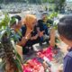 Sri Rusmianawati, Processing Plant Director of PT Aqua farm Nusantara bersama Management berziarah ke makam Alm Jaimi Muhammad. Waspada/ist