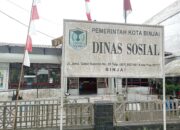 Sibuk Dengan HP, Petugas Informasi Dinsos Binjai Tak Gubris Pertanyaan Masyarakat