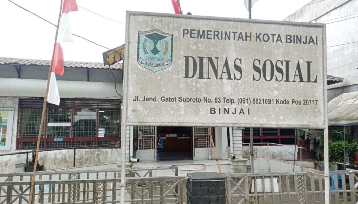 Sibuk Dengan HP, Petugas Informasi Dinsos Binjai Tak Gubris Pertanyaan Masyarakat