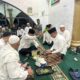 Pj Wali Kota Tebingtinggi, Dr Moettaqien, S.STP, M.Si saat diupa-upa oleh alim ulama di Masjid Al Mukminin Kota Tebingtinggi. Waspada/Kristian Brahmana