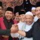 Ulama Kharismatik Aceh, Tgk H Muhammad Ali (2 kanan), mantan Bupati Aceh Timur H Hasballah HM Thaib (kiri), Bacalon Bupati Aceh Timur dari Partai Aceh H Sulaiman atau Haji Tole (2 kiri) dan Ketua DPW PA Kab. Aceh Timur, Zulfadli Aiyub (kanan) salam komando di sela-sela Deklarasi H Muzakir Manaf sebagai Calon Gubernur Aceh dan H Sulaiman sebagai Calon Bupati Aceh Timur dari Partai Aceh di Komplek Dayah Bustanul Huda Julok, Aceh Timur, Senin (3/6). Waspada/Ist.