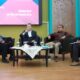 Rektor USK, Prof. Dr. Ir. Marwan (tengah) pada diskusi ilmiah dengan tema: Figur Gubernur Aceh pada Pilkada Serentak 2024, Perspektif Civitas Akademika USK di Ruang Auditorium FMIPA USK, Kamis (13/6). Waspada/Ist