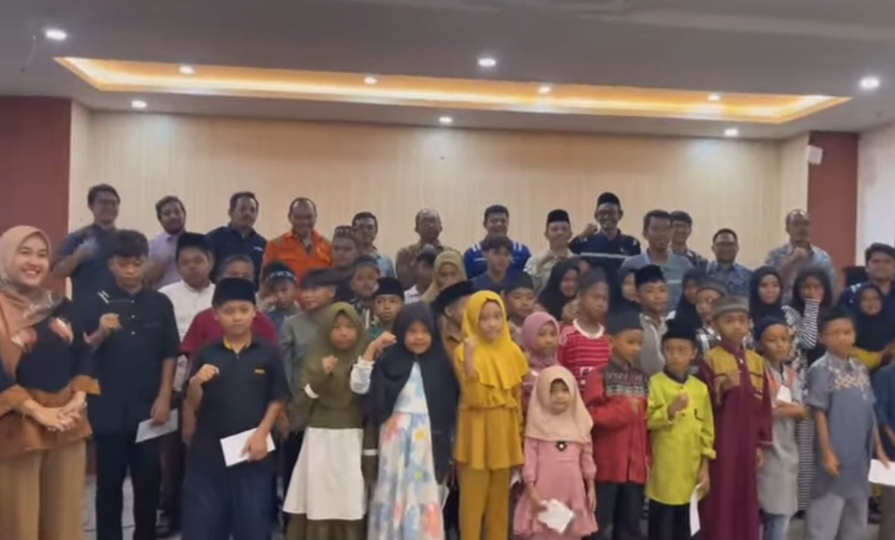 PULUHAN anak yatim piatu menerima santunan dari PLN IP UBP Pangkalansusu. Waspada/Ist