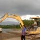 Distanpan Abdya, menurunkan satu unit alat berat jenis excavator, dalam upaya mengeruk mulut muara Sangkalan, dalam mengantisipasi ancaman gagal panen petani setempat. Foto direkam Kamis (13/6) lalu.Waspada/Syafrizal