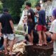 Personel Polres Pematangsiantar dan Tim BPBD Pemko mengevakuasi jenazah bocah berusia empat tahun yang tewas akibat hanyut terbawa arus sungai Bahbolon di Jl. Pattimura, Kel. Tomuan, Kec. Siantar Timur, Kamis (13/6) pukul 15:30.(Waspada-Ist).