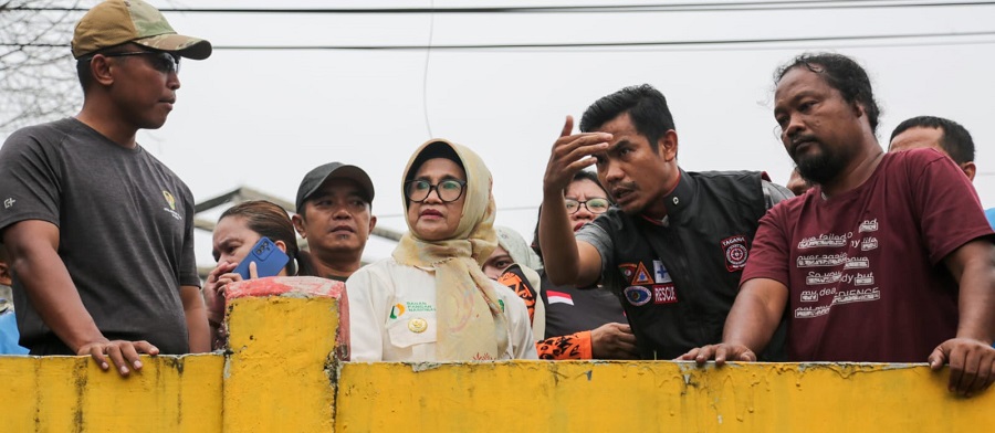 Wali Kota Pematangsiantar Susanti Dewayani (tengah) memantau langsung pencarian bocah usia empat tahun, korban hanyut terbawa arus sungai Bahbolon di Jl. Pamatang, Kel. Simalungun, Kec. Siantar Selatan, Jumat (14/6).(Waspada-Ist).
