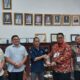 GM PT BSP Regional Sumut 1 Kisaran Ahmad Nelson Samosir yang didampingi Manager HR Area Yudha Andriko Serta bersama tim HR PT. BSP Suhendrik Senior Staff HR dan Staff HRGA Suryana, menerima penghargaan dari Kepala Kantor BPJS Ketenagakerjaan Kisaran Aziz Muslim. Waspada/Ist
