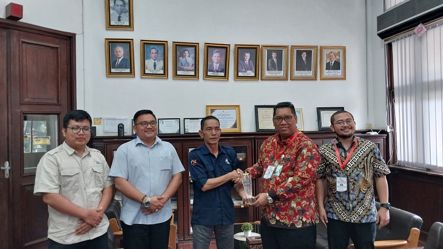 GM PT BSP Regional Sumut 1 Kisaran Ahmad Nelson Samosir yang didampingi Manager HR Area Yudha Andriko Serta bersama tim HR PT. BSP Suhendrik Senior Staff HR dan Staff HRGA Suryana, menerima penghargaan dari Kepala Kantor BPJS Ketenagakerjaan Kisaran Aziz Muslim. Waspada/Ist