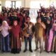 Dekan FKIP UM Tapsel Eli Marlina Harahap, SS, M.Pd, (3 kiri), Ketua Prodi Bahasa Indonesia FKIP UM Tapsel, Nikmah Sari Hasibuan M.Pd (2 kiri) dan nara sumber Mohot Lubis S.Sos (4 kiri) foto bersama dengan peserta Workshop Jurnalistik yang digelar FKIP UM Tapsel, Jumat (14/6). Waspada/ist.