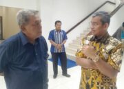 Pj Bupati Deliserdang Wiriya Alrahman saat diwawancarai Kepala Biro Waspada Deliserdang-Sergai HM Husni Siregar. (Waspada/Edward Limbong).