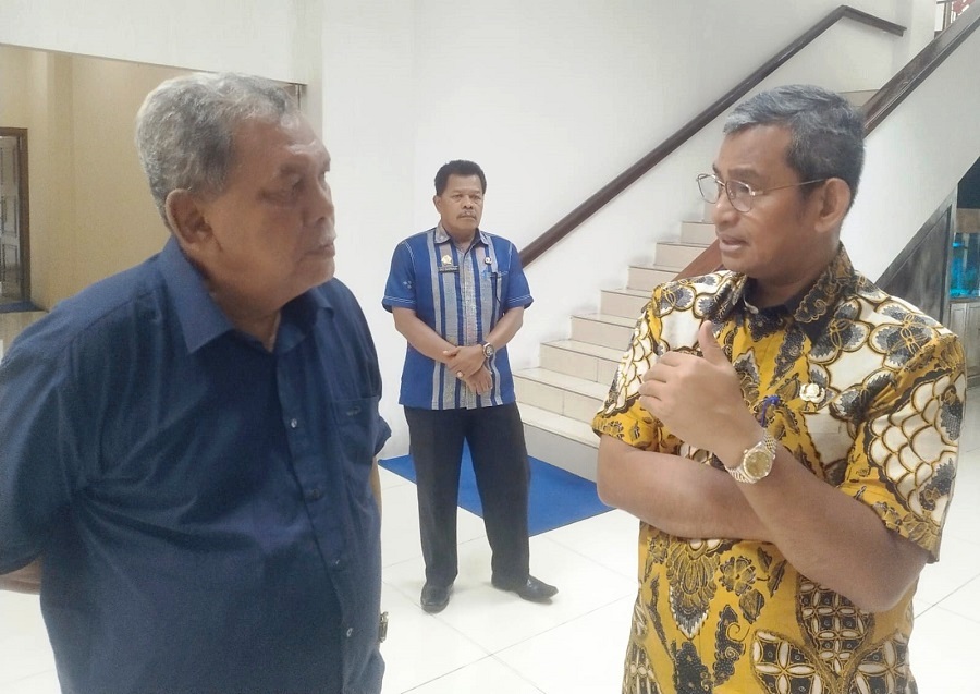 Pj Bupati Deliserdang Wiriya Alrahman saat diwawancarai Kepala Biro Waspada Deliserdang-Sergai HM Husni Siregar. (Waspada/Edward Limbong).
