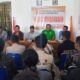 KOMISIONER Bawaslu Humbahas, Eduart Bert Sianturi, S.Pd (tiga dari kiri) memberi pembekalan kepada pengawas adhoc di Kantor Sekretariat Panwaslu Lintongnihuta. Waspada/Ist