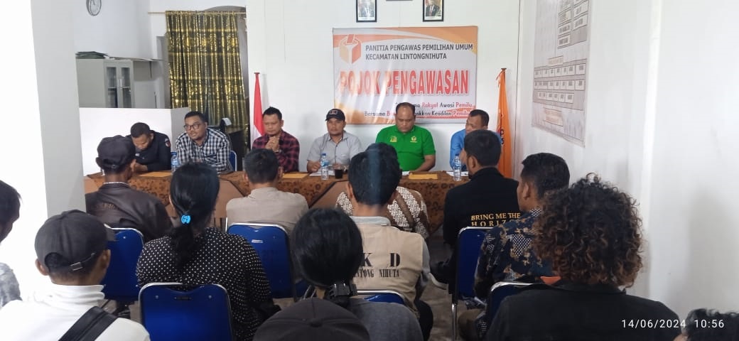 KOMISIONER Bawaslu Humbahas, Eduart Bert Sianturi, S.Pd (tiga dari kiri) memberi pembekalan kepada pengawas adhoc di Kantor Sekretariat Panwaslu Lintongnihuta. Waspada/Ist