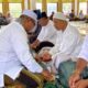 Ketua IPHI Darul Aman, Tgk H Saiful Anwar, melakukan tepung tawar (peusijuek--red) jamaah haji di Lantai II Masjid Besar Baitul Muttaqin Idi Cut, Aceh Timur, Senin (3/6). Waspada/H. Muhammad Ishak