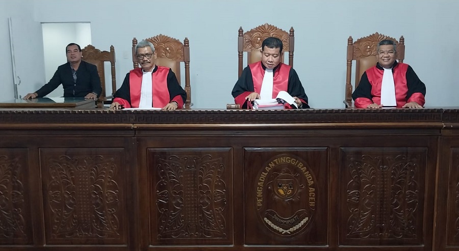 Majelis hakim PT Banda Aceh diketuai Makaroda Hafat dibantu anggota Firmansyah dan Taqwaddin sedang membacakan putusan terhadap Keuchik Krung Seumayam, Nagan Raya dalam kasus korupsi dana desa, berlangsung di gedung Balai Tgk.Chik Ditiro Banda Aceh, Kamis (13/06/24).(Waspada/Ist).