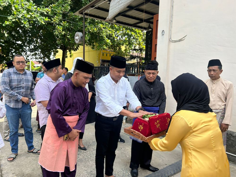 Pj Wali Kota Tebingtinggi, Dr Moettaqien Hasrimi, S.STP, M.Si disambut oleh keluarga besar Zuriat Datuk Bandar Kajum, Pendiri Kota Tebingtinggi. Waspada/Kristian Brahmana