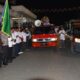 Tampak warga Langsa tumpah ruah memadati ruas jalan A Yani untuk melihat pawai takbiran yang digagas oleh Pemko Langsa, Minggu (16/6) malam. Waspada/Rapian.