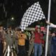 Wali Kota Pematangsiantar Susanti Dewayani melepas peserta takbir keliling malam Hari Raya Idul Adha 1445 H/2024 M dengan mengangkat bendera dari depan lapangan pariwisata, Jl. Merdeka, Minggu (16/6) malam.(Waspada-Ist).