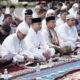 Pj Wali Kota Tebingtinggi, Dr Moettaqien Hasrimi, S.STP, M.Si saat duduk mendengarkan khutbah dari Ustadz Dr H Muhammad Husni Ritonga, MA. Waspada/Kristian Brahmana