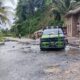 Terlihat dalam gambar, saat mobil pengangkut umum (Mopen) rute Lawe Alas melintasi jalan rusak tersebut dengan ekstra hati-hati. Waspada/Seh Muhammad Amin