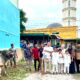 Zakky Shahri, istri Indah Yana berserta anak-anaknya berfoto bersama dengan pemenang giveaway Idul Adha saat hendak proses pemotongan sapi kurban. (Waspada/Edward Limbong).