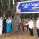 Direktur PT CMN Langsa, Ernawati menyerahkan hewan kurban sapi untuk disembelih pada perayaan Hari Raya Idul Adha di halaman kantor setempat, Senin (17/6). Waspada/dede