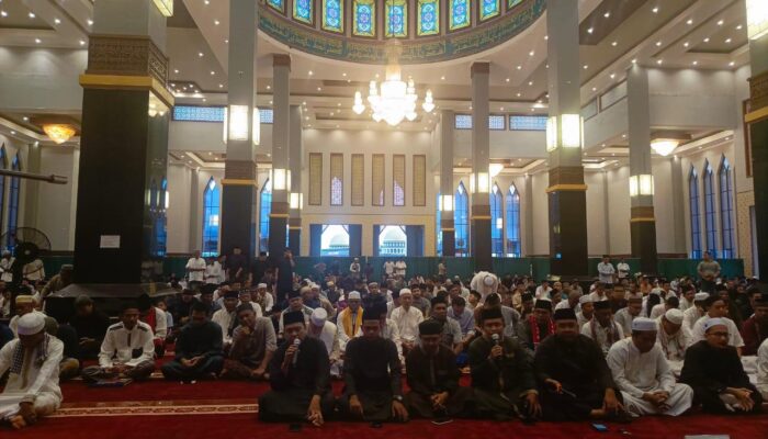 Sekda Yusrizal Laksanakan Shalat Idul Adha Di Masjid Agung At-Taqwa
