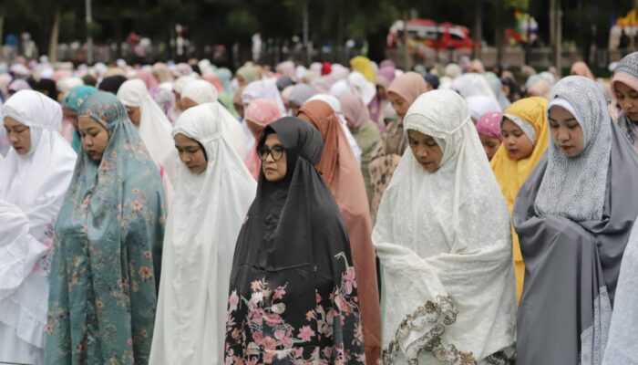 Meski Gerimis, Wali Kota Dan Ribuan Umat Muslim Tetap Khusyuk Shalat Idul Adha