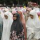 Wali Kota Pematangsiantar Susanti Dewayani (empat kanan) tetap khusyuk bersama ribuan umat Muslim menunaikan ibadah Sholat Hari Raya Idul Adha 1445 H/2024 M meski hujan gerimis turut mengiringi di lapangan Adam Malik, Senin (17/6).(Waspada-Ist).
