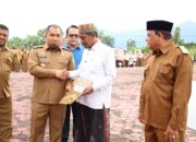 Pj Bupati Aceh Besar Serahkan SK Pengakuan Dan Perlindungan Masyarakat Hukum Adat
