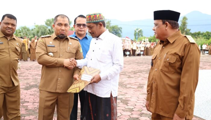 Pj Bupati Aceh Besar Serahkan SK Pengakuan Dan Perlindungan Masyarakat Hukum Adat
