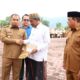 Pj Bupati Aceh Besar Muhammad Iswanto menyerahkan Surat Keputusan Pengakuan dan Perlindungan Masyarakat Hukum Adat kepada perwakilan imuem mukim di halaman Kantor Bupati Aceh Besar, Kota Jantho, Senin (3/6). (Waspada/Ist)