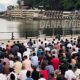 Ratusan umat Islam se kota wisata Parapat dan sekitarnya menggelar shalat Idul Adha 1445 H di Ruang Terbuka Publik (RTP) Pantai Bebas Parapat, Kec. Girsang Sipanganbolon, Senin (17/6).(Waspada/ist).