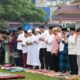 Pj.Bupati Deliserdang Ir.Wiriya Alrahman, MM, (4 kanan), Sekdakab Deliserdang H.Timur Tumanggor (1 kanan) berbaur bersama warga menunaikan Shalat Idul Adha 1445 H/2024 di Lapangan Segitiga Jl.T.Raja Muda Lubukpakam, Senin (17/6). (Waspada/Ist)