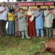 Kapolres Pematangsiantar AKBP Yogen Heroes Baruno (lima kanan) pose bersama dengan panitia dan lainnya saat memimpin penyembelihan lima ekor sapi sebagai hewan kurban Polres dalam perayaan Hari Raya Idul Adha 1445 H di lapangan Polsek Siantar Martoba, Jl. Pdt. J. Wismar Saragih, Kel. Tanjung Pinggir, Kec. Siantar Martoba, Senin (17/6).(Waspada-Ist).