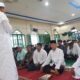 USTAZ Aramansyah Batubara, S.PdI menyampaikan Khutbah Id Adha. (Waspada/Khairul Boangmanalu)