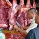 Seorang pedagang sedang memotong daging untuk para pembeli, di Pasar Induk Lambaro, Kecamatan Ingin Jaya, Aceh Besar, Minggu (16/6). (Waspada/Ist)