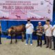 Kapolres Simalungun saat acara penyerahan hewan qurban diterima panitia, Ustadz Zainal Abidin, di halaman kantor Satuan Lalu Lintas Polres Simalungun, Jl. Asahan KM.6 Nagori Lestari Indah, Kec. Siantar, Senin (17/6).(Waspada/ist).