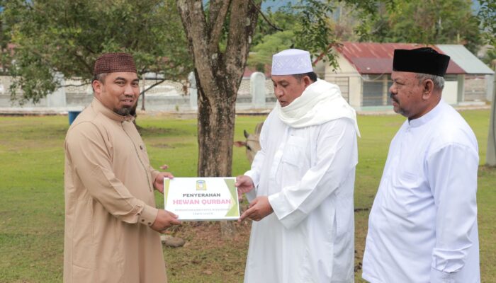 Usai Shalat Id, Iswanto Serahkan Hewan Kurban Di Masjid Al Munawwarah