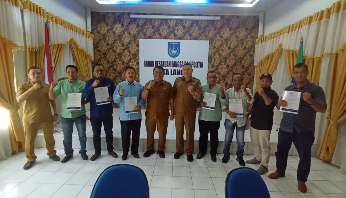 Kesbangpol Serahkan LHP BPK Partai Politik