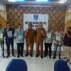 Kaban Kesbangpol Kota Langsa, Zulhadisyah, berfoto bersama usai menyerahkan LHP dari BPK kepada partai politik, di Aula setempat, Senin (3/6). Waspada/Rapian.