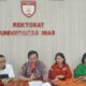 Rektor Universitas Nias, Dr (C) Eliyunus Waruwu, SP, M.Si didampingi Wakil Rektor dan Dekan saat.menyampaikan keterangan kepada wartawan terkait beredarnya video call sex salah seorang oknum dosen bertempat di Kantor Rektorat Unias, Jln Pancasila, Gunungsitoli, Senin (17/6). Waspada/Bothaniman Jaya Telaumbanua
